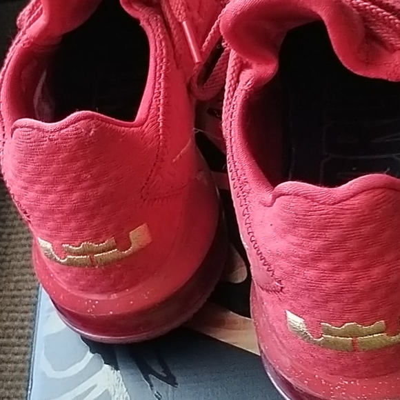 Lebron XVII Low PH / Red and Metallic Gold - Picture 4 of 12